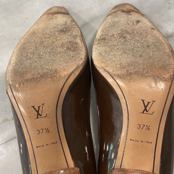 Louis Vuitton brown patent pumps with stacked wood heel and Mary jane strap. - Picture 6 of 7